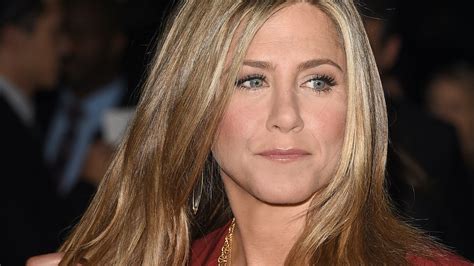 Jennifer Aniston Doesn T Blowdry Her Hair Illustrated By These 7