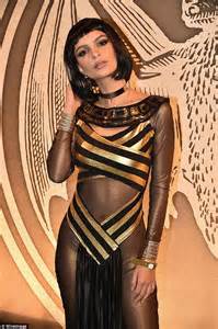 emily ratajkowski shows off her curves in very alluring cleopatra outfit at bacardi halloween