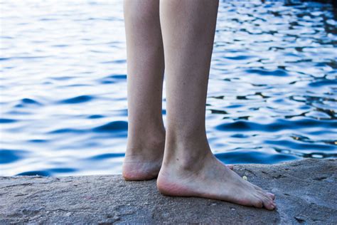 무료 이미지 손 바다 모래 다리 봄 좌석 푸른 시즌 인간의 몸 맨발 신발류 아름다움 감각 인간 위치