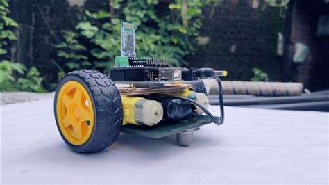 how to make arduino based edge avoiding robot share