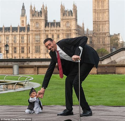 Shortest Man Ever 21 5ins Meets Tallest Living Person 8ft 1in For