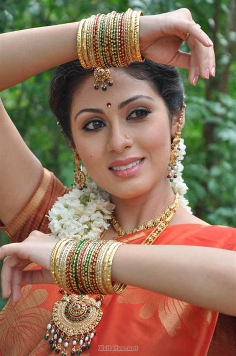 telugu actress sada in saree photos