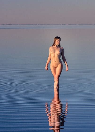 beautiful picture naked with the water reflection nudeshots