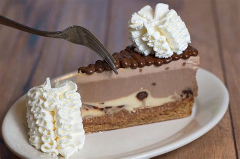 cheesecake factory  announced  opening date  toronto