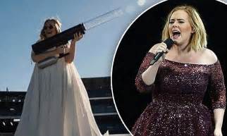 adele wielding a t shirt cannon at her perth concert daily mail online
