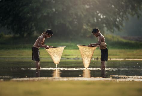 [無料写真] 掬い網で魚取りをしている二人の男の子 パブリックドメインq：著作権フリー写真・イラスト