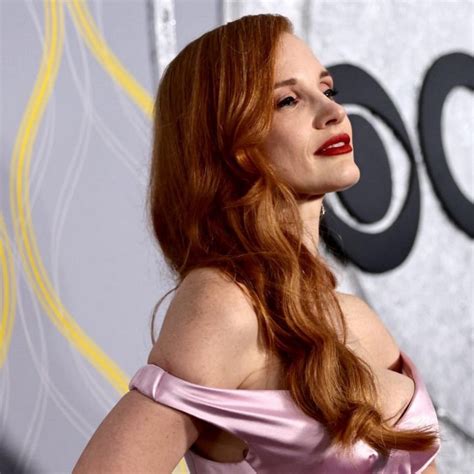 jessica chastain flaunts her big tits in deep cleavage 16 photos