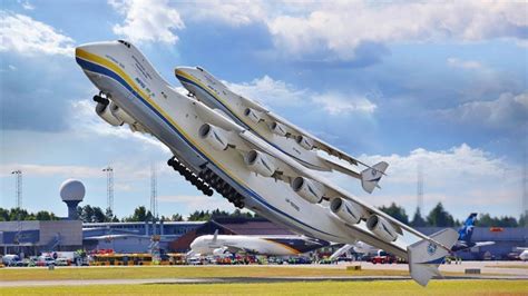 top    world biggest airplane antonov   mriya  youtube