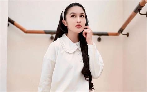 Sandra Dewi Cantik Bergaun Putih Pamer Perut Buncit Isi Lagi