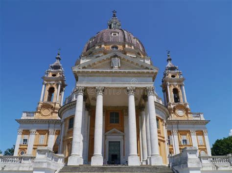 de voorzijde van de gele italiaanse kerk stock afbeelding image  toneel stad