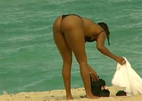 Gorgeous Amateur Babes In Bikini On The Beach Enjoying Video