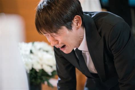 Lee Joon Gi Weeps Sorrowfully At Memorial Service In Lawless Lawyer