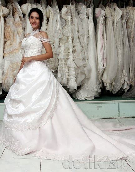 foto dan gosip artis cantik selebritis gaun pengantin cantik aida saskia