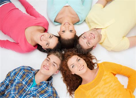 groep glimlachende tieners stock foto afbeelding