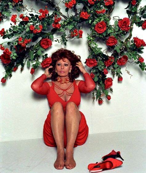 Pin By Peggy Figge On Movie Stars At Christmas Sophia Loren Sophia