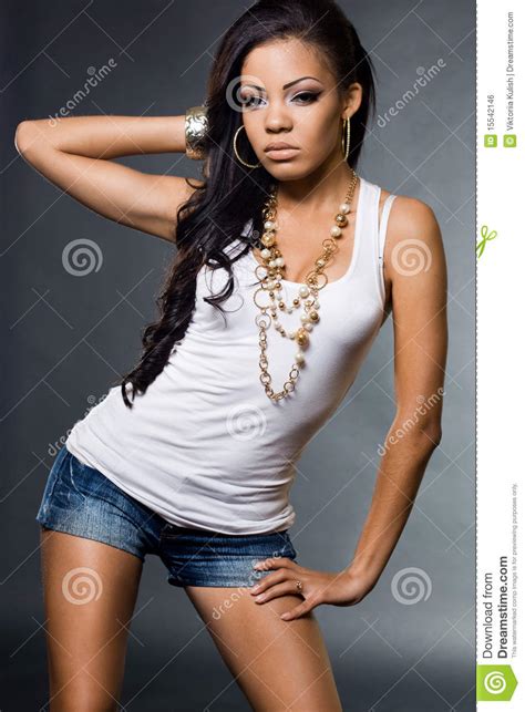 donna del mulatto in una maglietta fotografia stock