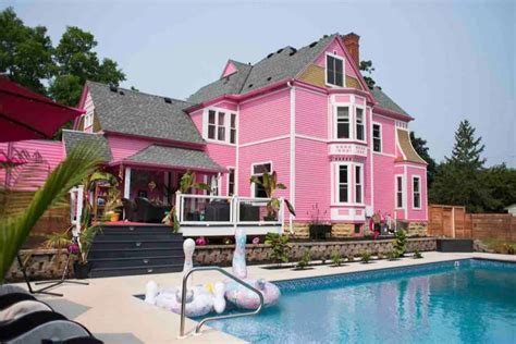 une maison toute rose en location sur airbnb pour seulement 59