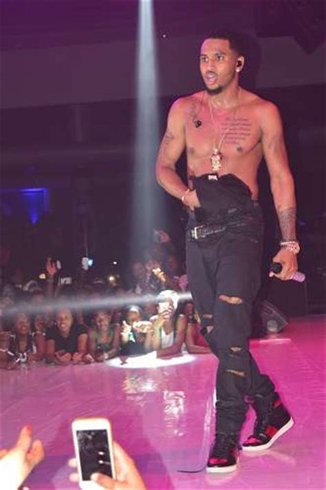 Trey Songz Teasing The Ladies With His Hot Body At Pepsi