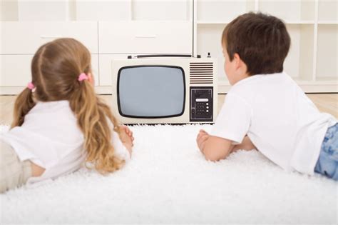 uwaga dziecko przed telewizorem zwierciadlopl
