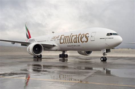 emirates considers  boeing order