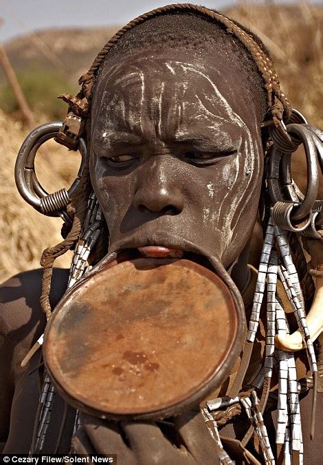 mago national park s mursi tribe women wear five inch plates in their