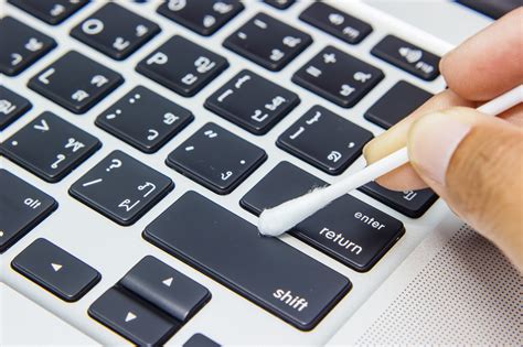 toetsenbord muis en beeldscherm schoonmaken zo reinigt  de apparatuur van uw computer max