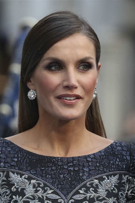 la reina letizia espectacular de felipe varela en los premios princesa