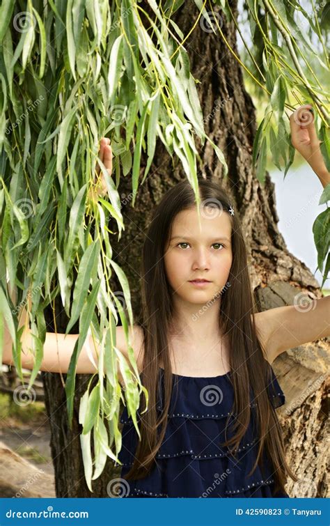 Portret Nastoletnia Dziewczyny Pozycja Pod Gałąź Osika I M Zdjęcie