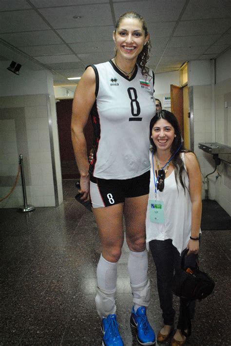 23 Tall Women Who Dwarf Everyone Around Them Wow Gallery Ebaum S World
