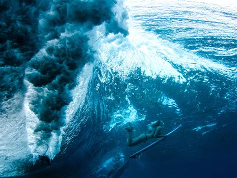 Sport Picture Of The Day Duck Diving Under The Hawaiian Waves Sport