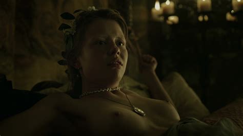 mia goth nue dans a cure for wellness