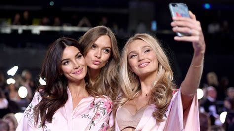 Victoria S Secret Stake Sale Values Firm At 1 1bn Bbc News