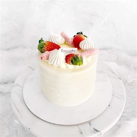 Classic Strawberry Lisse Cakes