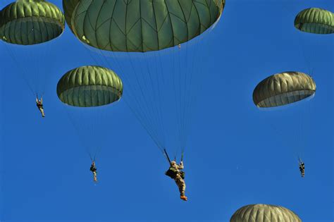 army paratroopers    airborne division participate