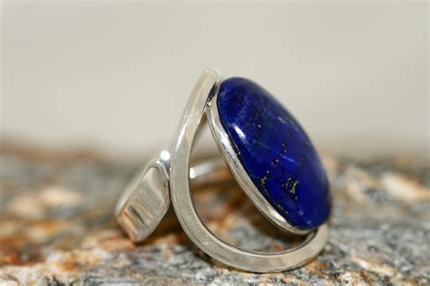 beautiful lapis lazuli ring fitted  sterling silver setting lapis