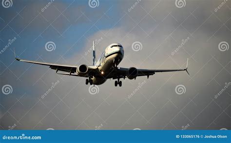 alaska airlines boeing die  binnen voor het landen komen redactionele foto image