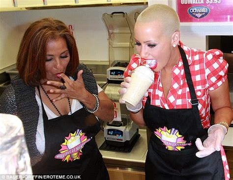 amber rose tweets picture of katy perry kissing her mother daily mail