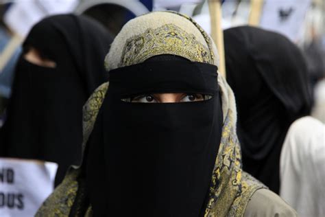 german interior minister thomas de maiziere considers burqa ban