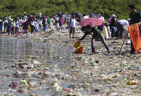 muellkippe ozean   tonnen plastik schwimmen im meer welt volat
