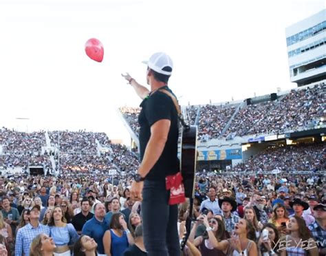 granger smith releases a red balloon at stadium concert as tribute to his son river b104 wbwn fm