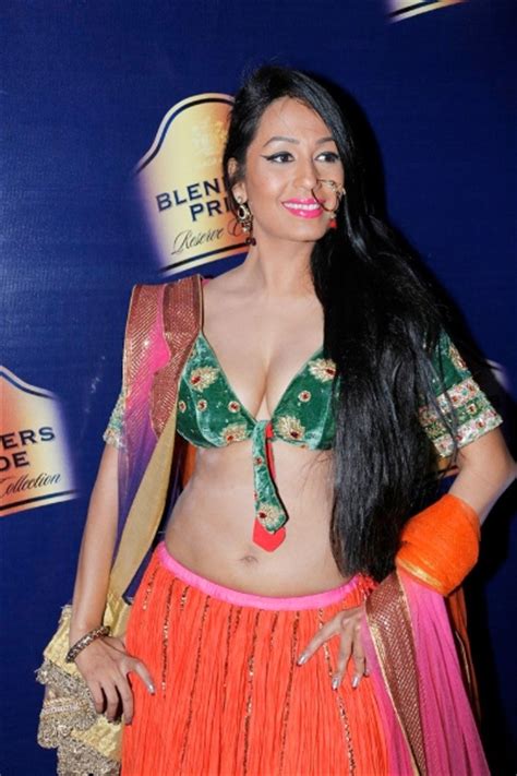 bollywood actress kashmira shah in open half blouse and saree photos gallery tamil actress
