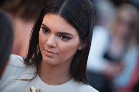report kendall jenner threw cash at a waitress who wouldn t serve her