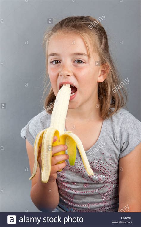 ein junges mädchen eine reife geschälte banane essen stockfoto bild 38150911 alamy