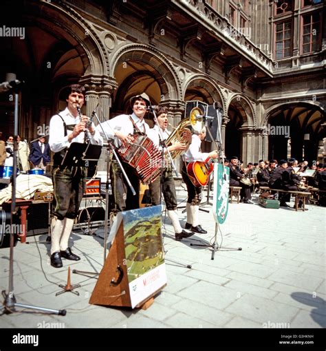 volksmusikgruppe  res stock photography  images alamy