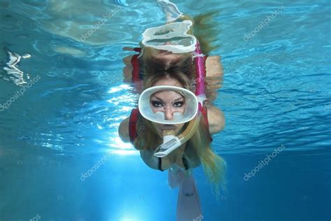 plongeur femme sexy — photographie aquanaut © 81528090