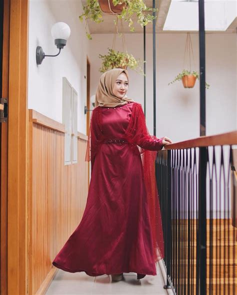 paduan warna jilbab  baju merah marun voal motif