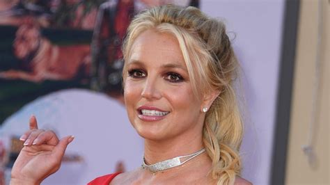 Britney Spears Sie Zeigt Sich Komplett Nackt Nur Mit Hund Bekleidet