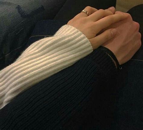 Pin By شذى خالد On Románticos Couple Holding Hands