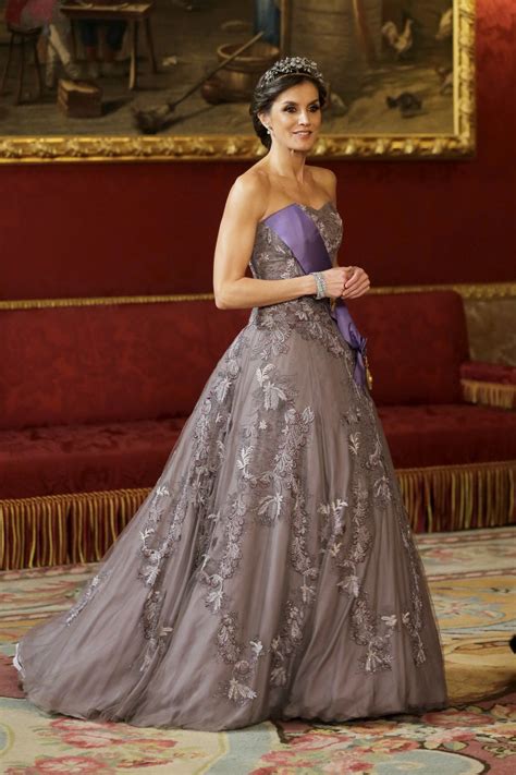 la reina letizia  tiara   espectacular vestido de gala  lucio hace  anos telvacom