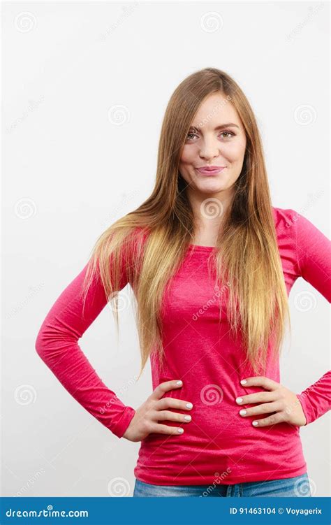 Mujer Con Las Manos En Caderas Foto De Archivo Imagen De Sonrisa